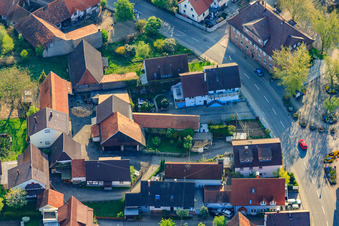Vue oblique de Kleinsteinbacher Straße à le quartier Stupferich in Karlsruhe dans le département Bade-Wurtemberg, Allemagne