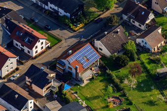 Vue d'oiseau de Enzianstr à le quartier Stupferich in Karlsruhe dans le département Bade-Wurtemberg, Allemagne