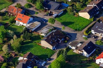 Rue Riesling à le quartier Stupferich in Karlsruhe dans le département Bade-Wurtemberg, Allemagne du point de vue du drone