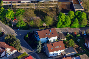 Vue d'oiseau de Gänsbergstr à le quartier Stupferich in Karlsruhe dans le département Bade-Wurtemberg, Allemagne
