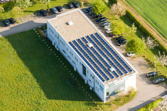 Vue aérienne de Immeuble de bureaux du bâtiment administratif et commercial de LEITWERK AG à Stupferich à le quartier Stupferich in Karlsruhe dans le département Bade-Wurtemberg, Allemagne