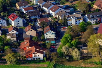 Vue aérienne de École maternelle catholique St. Cyriakus à le quartier Stupferich in Karlsruhe dans le département Bade-Wurtemberg, Allemagne