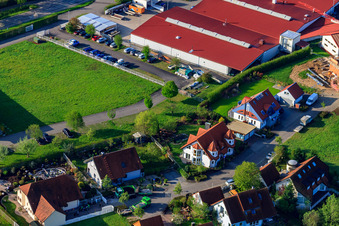 Rue Gerbera à le quartier Stupferich in Karlsruhe dans le département Bade-Wurtemberg, Allemagne du point de vue du drone