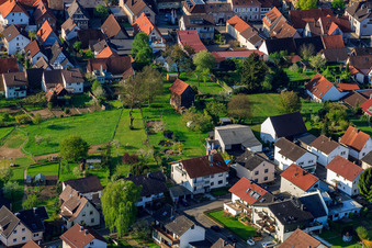 Enregistrement par drone de Enzianstr à le quartier Stupferich in Karlsruhe dans le département Bade-Wurtemberg, Allemagne