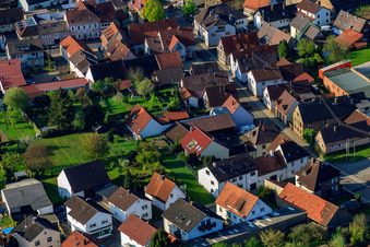 Vue d'oiseau de Thomashofstr à le quartier Stupferich in Karlsruhe dans le département Bade-Wurtemberg, Allemagne