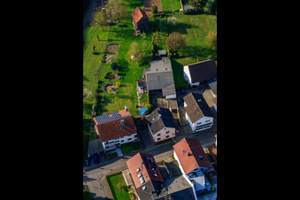 Enzianstr à le quartier Stupferich in Karlsruhe dans le département Bade-Wurtemberg, Allemagne du point de vue du drone
