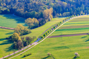 Vue aérienne de Piste cyclable sur la Kleinsteinbacher Straße à le quartier Stupferich in Karlsruhe dans le département Bade-Wurtemberg, Allemagne