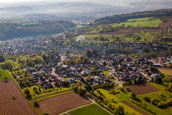 Vue aérienne de Rue Kandel à le quartier Kleinsteinbach in Pfinztal dans le département Bade-Wurtemberg, Allemagne