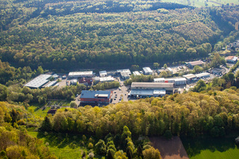 Vue aérienne de Zone industrielle de Hammerwerkstr à le quartier Kleinsteinbach in Pfinztal dans le département Bade-Wurtemberg, Allemagne