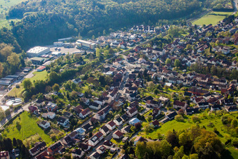 Vue aérienne de B10 traverse la ville à le quartier Kleinsteinbach in Pfinztal dans le département Bade-Wurtemberg, Allemagne