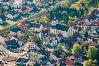 Vue aérienne de Église Saint-Thomas à le quartier Kleinsteinbach in Pfinztal dans le département Bade-Wurtemberg, Allemagne