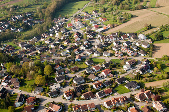 Vue aérienne de Hoher Rain à le quartier Kleinsteinbach in Pfinztal dans le département Bade-Wurtemberg, Allemagne
