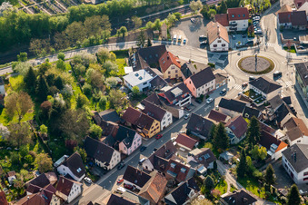 Vue aérienne de Söllinger Straße à le quartier Kleinsteinbach in Pfinztal dans le département Bade-Wurtemberg, Allemagne