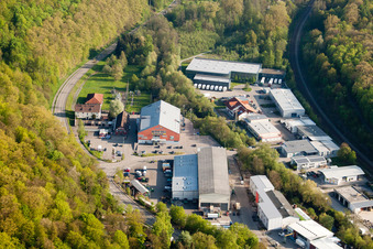 Vue aérienne de Zone industrielle Hammerwerkstr à le quartier Kleinsteinbach in Pfinztal dans le département Bade-Wurtemberg, Allemagne