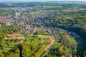 Vue aérienne de B10 et ligne de chemin de fer à le quartier Söllingen in Pfinztal dans le département Bade-Wurtemberg, Allemagne