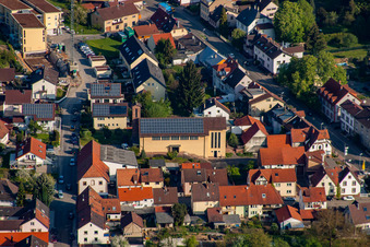 Vue aérienne de Bühlstraße St. Pie X à le quartier Söllingen in Pfinztal dans le département Bade-Wurtemberg, Allemagne