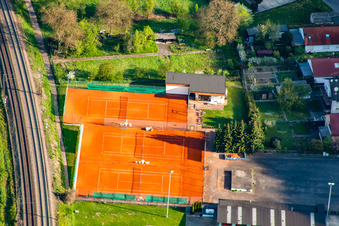 Vue aérienne de Tennis Club Rouge-Blanc Söllingen à le quartier Söllingen in Pfinztal dans le département Bade-Wurtemberg, Allemagne
