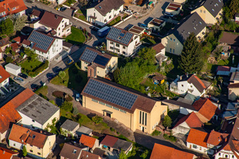 Vue aérienne de Saint Pie X à le quartier Söllingen in Pfinztal dans le département Bade-Wurtemberg, Allemagne