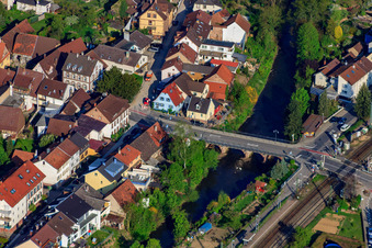 Vue aérienne de Pfinzbrücke Bahnhofstr à le quartier Söllingen in Pfinztal dans le département Bade-Wurtemberg, Allemagne