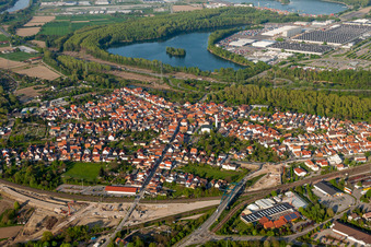 Vue aérienne de Entre la voie ferrée, la B9 et l'usine de camions Daimler à Wörth am Rhein dans le département Rhénanie-Palatinat, Allemagne