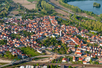 Vue aérienne de Vue des rues et des maisons dans les quartiers résidentiels à Wörth am Rhein dans le département Rhénanie-Palatinat, Allemagne