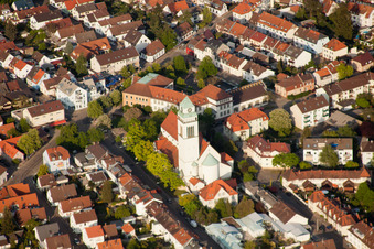 Église du Saint-Esprit à le quartier Daxlanden in Karlsruhe dans le département Bade-Wurtemberg, Allemagne d'en haut