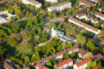Vue aérienne de Église Saint-Philippe à le quartier Daxlanden in Karlsruhe dans le département Bade-Wurtemberg, Allemagne