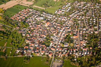 Vue aérienne de Vue des rues et des maisons dans les quartiers résidentiels à le quartier Ettlingenweier in Ettlingen dans le département Bade-Wurtemberg, Allemagne