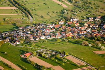 Vue aérienne de Feldstraße et cimetière à le quartier Schluttenbach in Ettlingen dans le département Bade-Wurtemberg, Allemagne