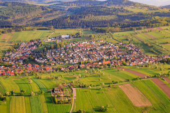Vue aérienne de Vue du village depuis le nord à le quartier Völkersbach in Malsch dans le département Bade-Wurtemberg, Allemagne