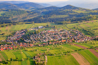 Vue aérienne de Vue du village depuis le nord à le quartier Völkersbach in Malsch dans le département Bade-Wurtemberg, Allemagne
