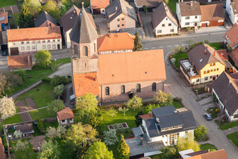 Vue aérienne de Église Saint-Georges en Völkersbach à le quartier Völkersbach in Malsch dans le département Bade-Wurtemberg, Allemagne