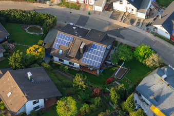 Vue oblique de Schauinslandstraße à le quartier Völkersbach in Malsch dans le département Bade-Wurtemberg, Allemagne