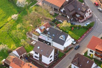 Vue aérienne de Brunnenstr à le quartier Völkersbach in Malsch dans le département Bade-Wurtemberg, Allemagne