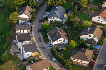 Vue d'oiseau de Schauinslandstraße à le quartier Völkersbach in Malsch dans le département Bade-Wurtemberg, Allemagne