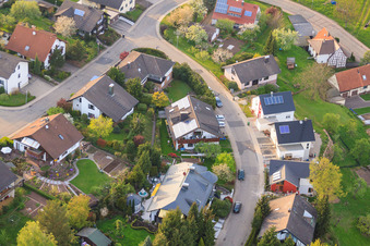 Schauinslandstraße à le quartier Völkersbach in Malsch dans le département Bade-Wurtemberg, Allemagne du point de vue du drone