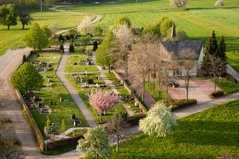 Vue aérienne de Cimetière à le quartier Völkersbach in Malsch dans le département Bade-Wurtemberg, Allemagne