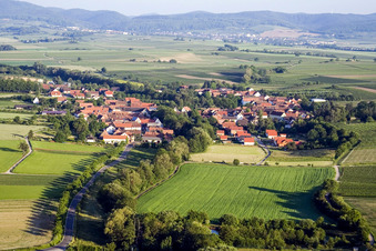 Vue aérienne de Village vu de l'est à Dierbach dans le département Rhénanie-Palatinat, Allemagne