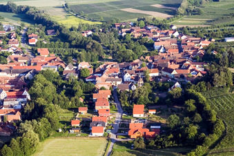 Vue aérienne de Village vu de l'est à Dierbach dans le département Rhénanie-Palatinat, Allemagne