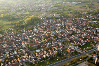 Vue aérienne de Rue Upper Bahnhof à Durmersheim dans le département Bade-Wurtemberg, Allemagne