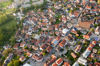 Vue aérienne de Rue principale St. Dionysius à Durmersheim dans le département Bade-Wurtemberg, Allemagne