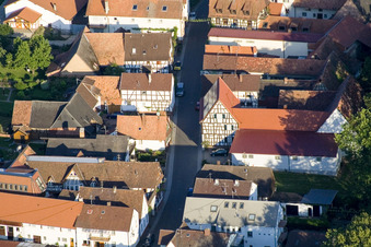 Vue aérienne de Rue principale vue de l'est à Dierbach dans le département Rhénanie-Palatinat, Allemagne