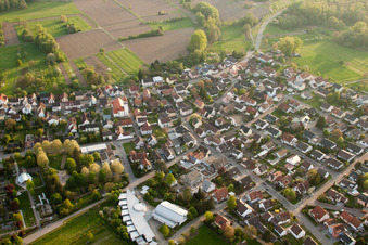 Vue aérienne de École primaire, cimetière à le quartier Würmersheim in Durmersheim dans le département Bade-Wurtemberg, Allemagne