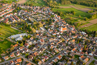 Vue aérienne de De l'ouest à le quartier Würmersheim in Durmersheim dans le département Bade-Wurtemberg, Allemagne