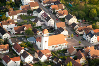Vue aérienne de Église du Sacré-Cœur vue du nord-ouest à le quartier Würmersheim in Durmersheim dans le département Bade-Wurtemberg, Allemagne