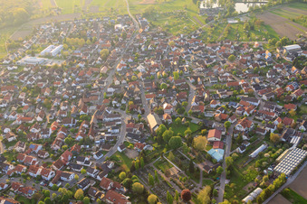 Vue aérienne de Vue du village depuis le sud-est à Au am Rhein dans le département Bade-Wurtemberg, Allemagne