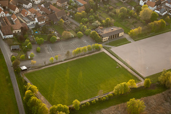 Vue aérienne de Terrains de football à le quartier Büchelberg in Wörth am Rhein dans le département Rhénanie-Palatinat, Allemagne