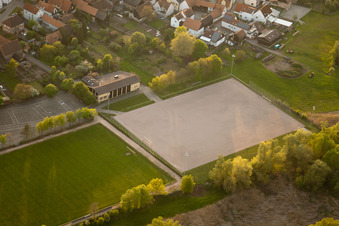 Vue aérienne de Terrains de football à le quartier Büchelberg in Wörth am Rhein dans le département Rhénanie-Palatinat, Allemagne