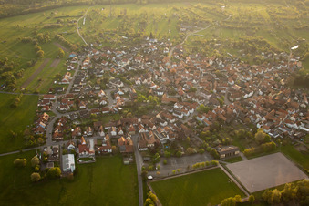 Vue oblique de Terrains de football à le quartier Büchelberg in Wörth am Rhein dans le département Rhénanie-Palatinat, Allemagne