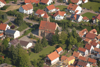 Vue aérienne de Bâtiment d'église au cimetière au centre du village à Insheim dans le département Rhénanie-Palatinat, Allemagne